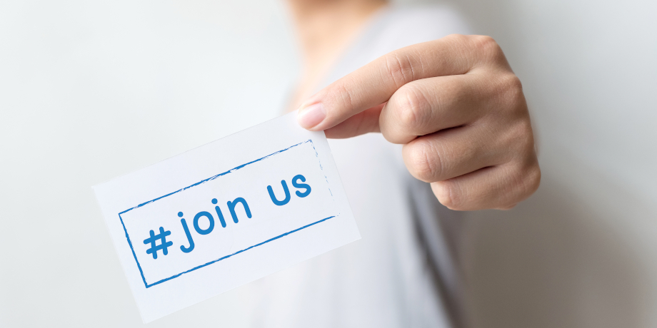 Hand hält Visitenkarte mit den Worten #join uns