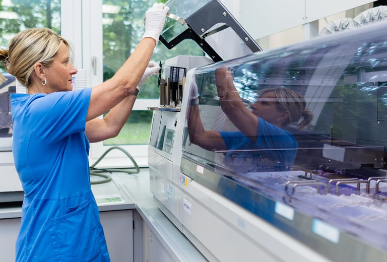 MTA stellt Proben in Gerät in Pathologielabor